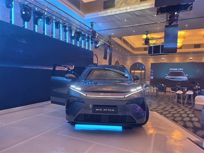 BYD ATTO 8 exterior side view