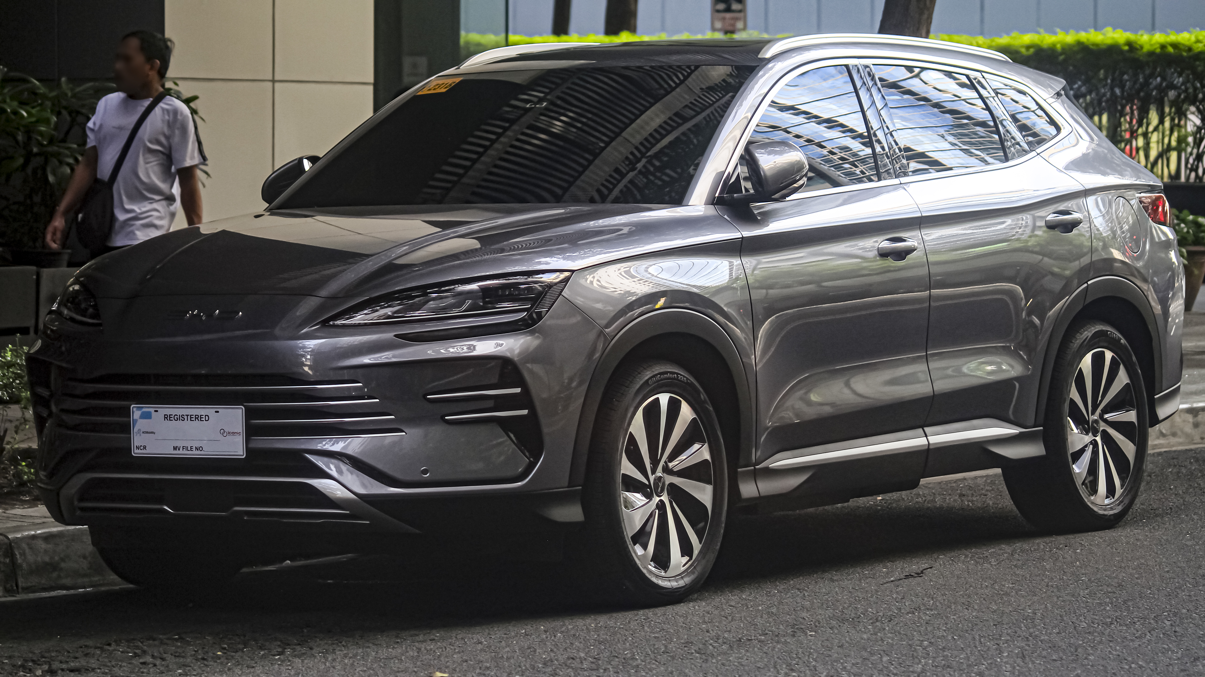 BYD Sealion 6 DM-i plug-in hybrid SUV in Harbour Grey, side three-quarter view
