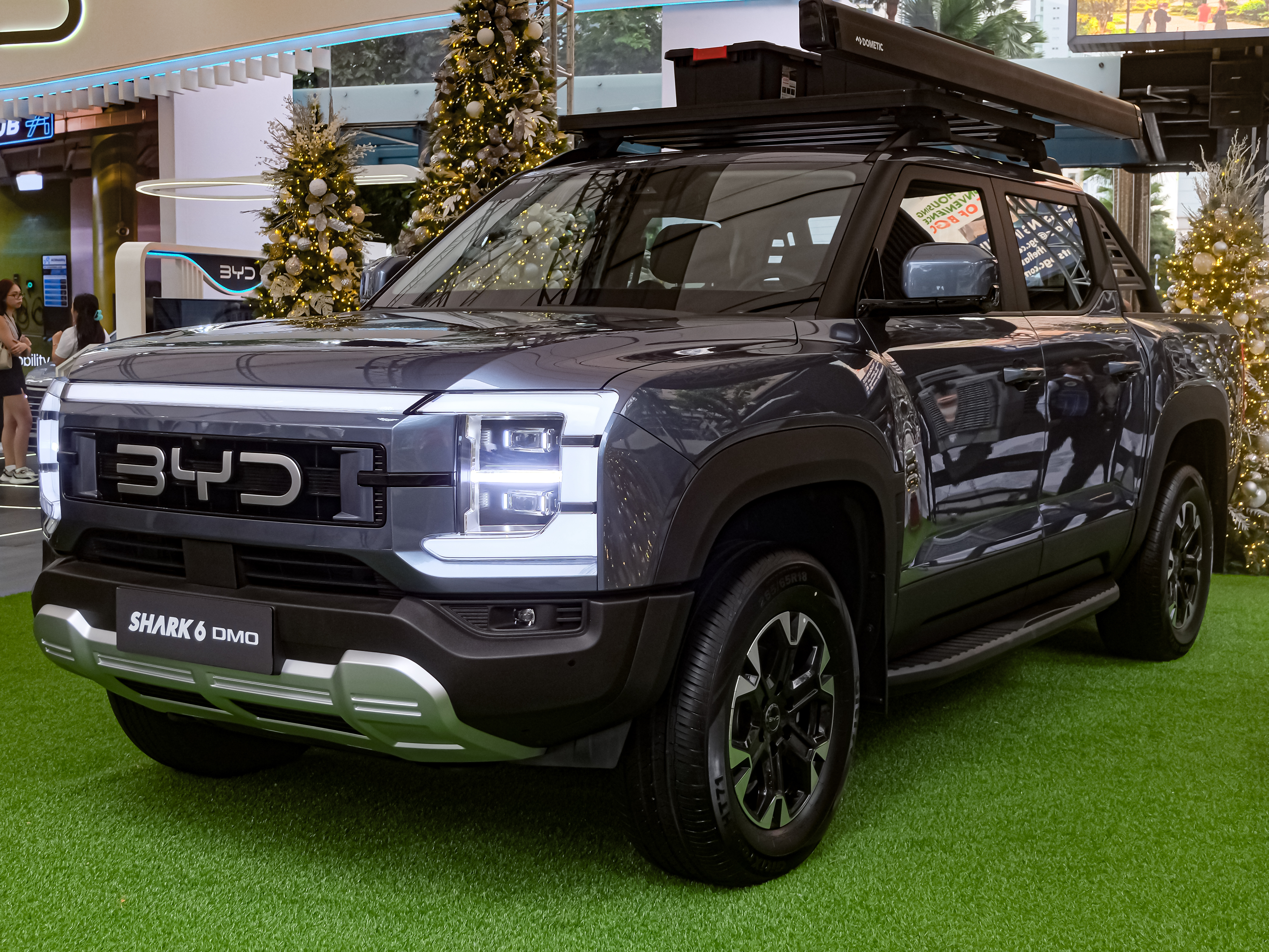 BYD Shark 6 DMO AWD plug-in hybrid bakkie in Deep Sea Blue
