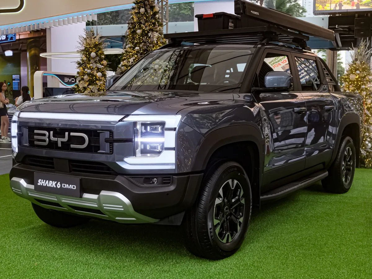 BYD Shark 6 DMO AWD plug-in hybrid bakkie in Deep Sea Blue